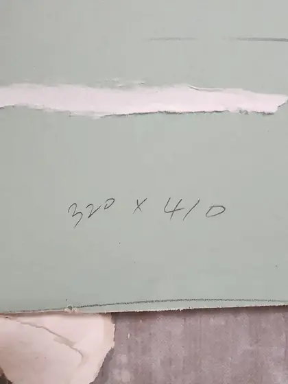 석고보드 구멍 보수 — 잘라 낸 자리 치수 표시