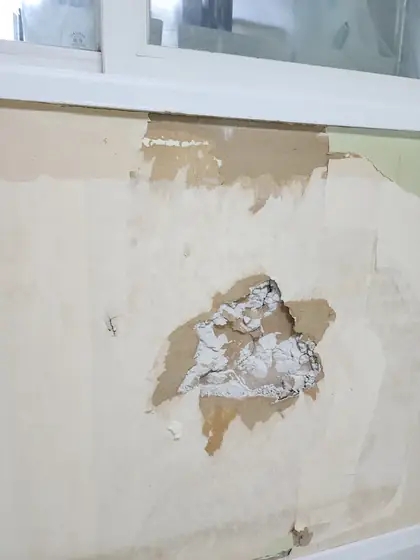 석고보드 부분교체 — 부스러진 석고보드 가까이