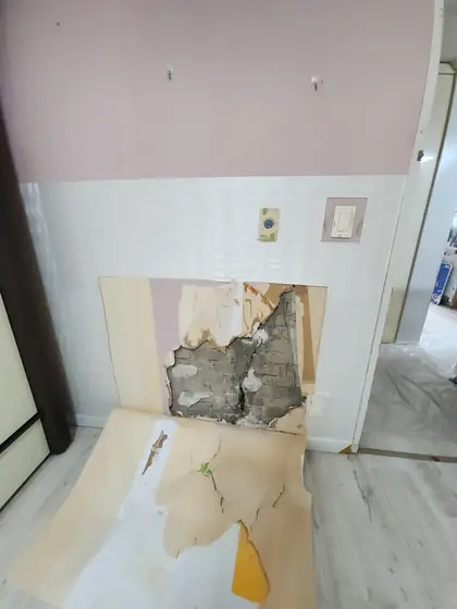 벽 석고보드 교체 — 석고보드가 깨진 아래쪽 벽