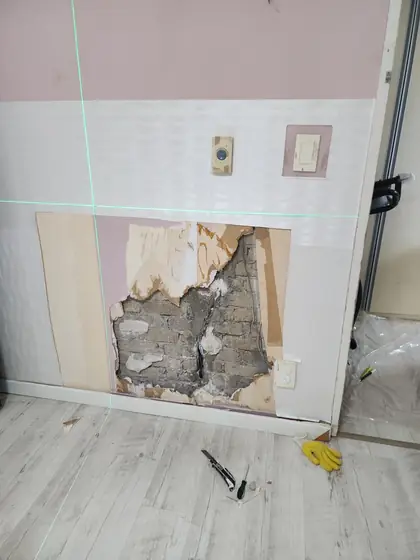 벽 석고보드 교체 — 레이저 선으로 맞춘 절단 높이